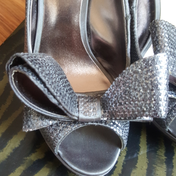 Moda Spana Chase heels pewter size 6 1/2.  Like new - Picture 4 of 5